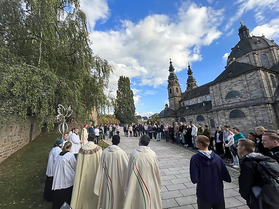 An der neuen Stele des Jerusalemwegs zwischen der Michaelskirche und dem Fuldaer Dom beteten rund 70 junge Menschen gemeinsam mit Bischof Dr. Michael Gerber um den Frieden. Foto: Bistum Fulda